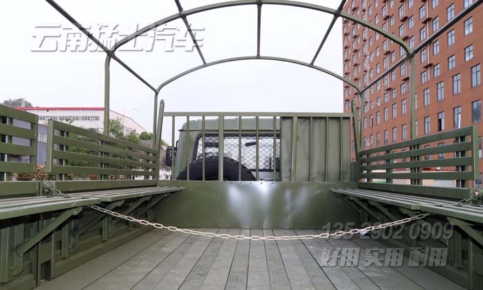 東風(fēng)六驅(qū)越野卡車,四驅(qū)六驅(qū)越野車,越野專用車,EQ2102G,EQ246,軍用越野卡車,六驅(qū)運兵車