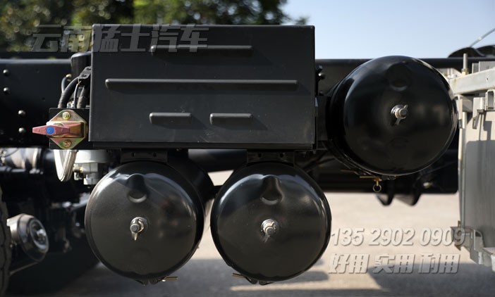 后八輪底盤(pán),重型底盤(pán)出口,三橋卡車底盤(pán),東風(fēng)25噸底盤(pán),280馬力卡車,6*4自卸改裝廠家
