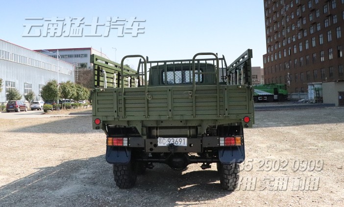 東風(fēng)25Y,軍綠色越野卡車,運(yùn)兵車,EQ2082,帶絞盤的越野車,尖頭貨車